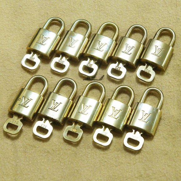 LOUIS VUITTON LV 10 SET PADLOCK KEY BAG CHARM CADENA GOLD PLATED FRANCE 38HA149- - Picture 2 of 4